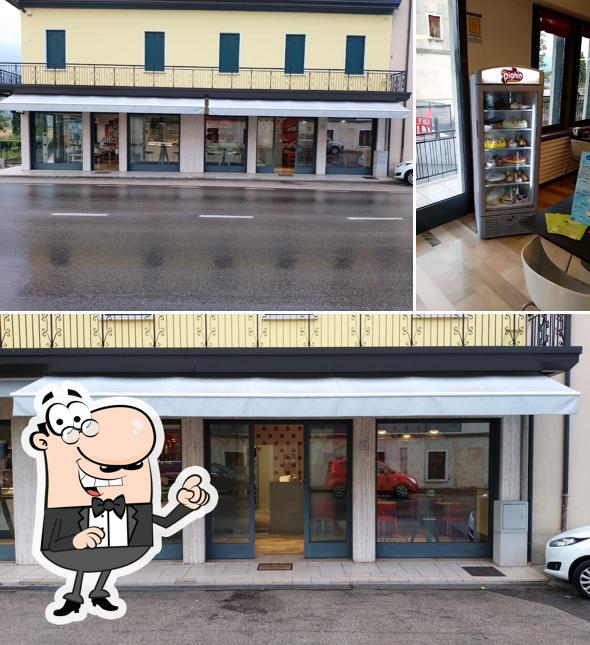 La immagine della esterno e cibo di PARADISE SNACK BAR GELATERIA