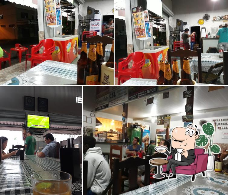 Sente em uma das mesas no Bar do Markin
