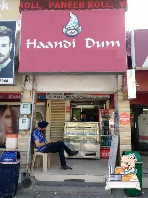 Garlic bread at Haandi Dum