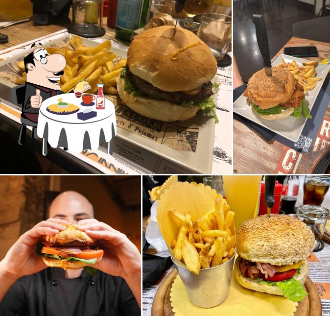 Gustati uno dei tipi di hamburger disponibili a La Merceria - Hamburger, Panini, Braceria e Cocktail Bar