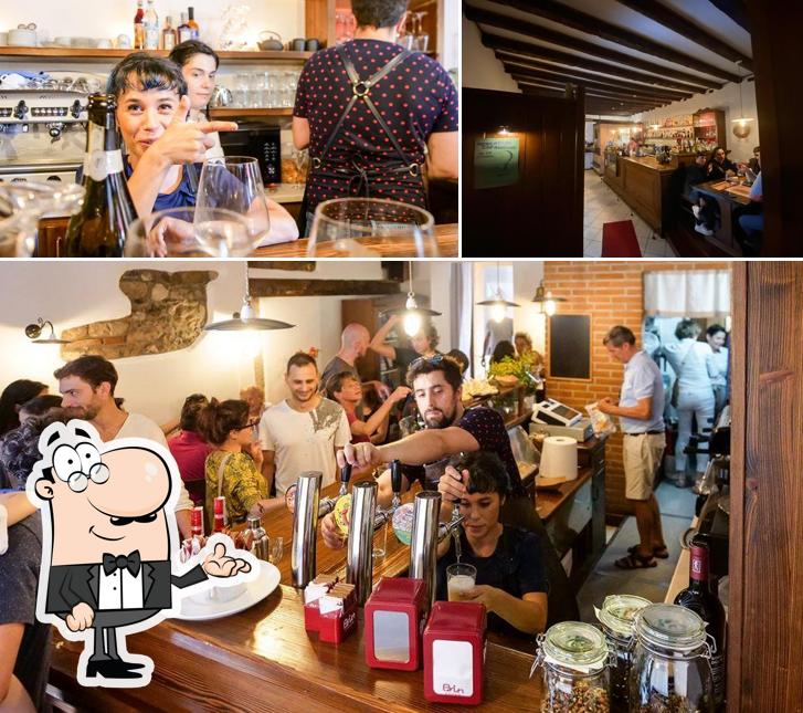 Questa è la immagine che presenta la interni e bancone da bar di Osteria Vittoria