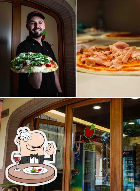 Guarda la foto che raffigura la cibo e interni di Voglia di Pizza