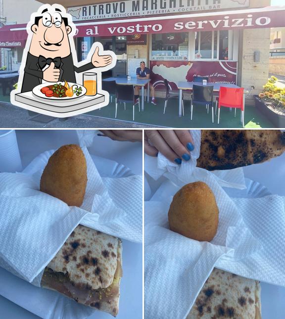 Ritrovo Margherita si caratterizza per la cibo e interni