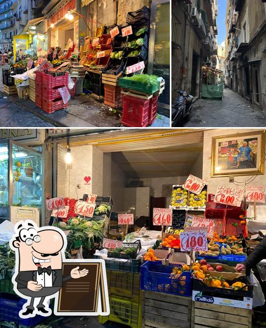 Puoi goderti l'aria fresca da seduto all'esterno di Trattoria Pignasecca