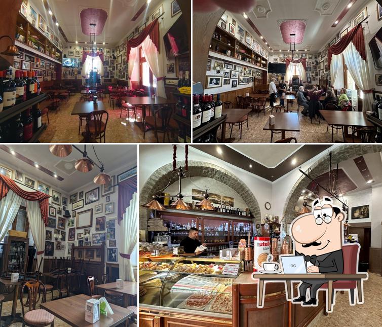 Siediti a un tavolo di Feni's Bar