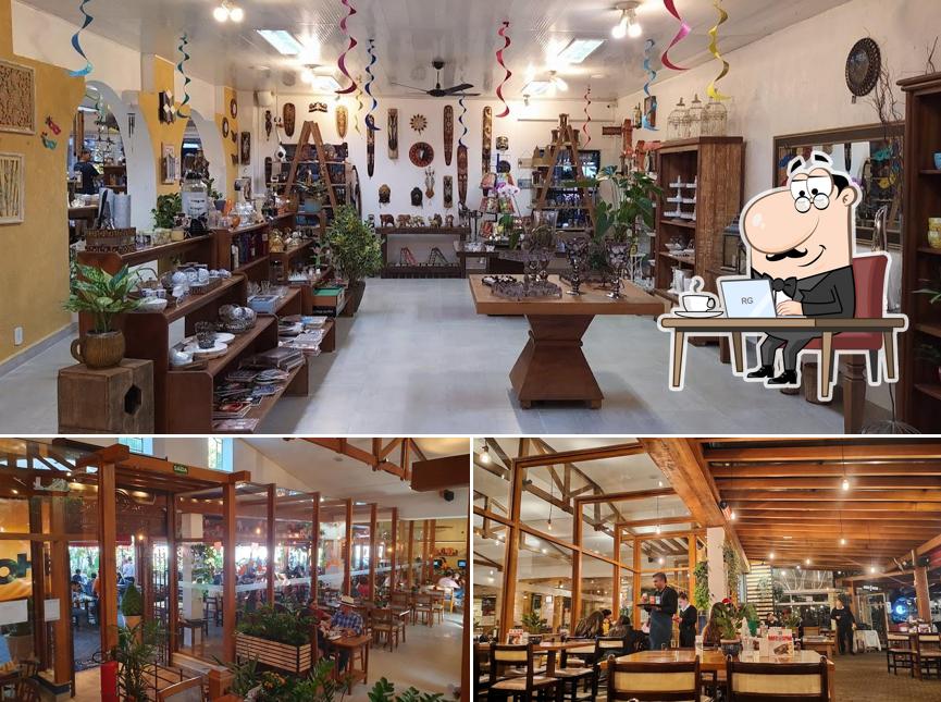 Sente em uma das mesas no Casa Bela Café - Restaurante