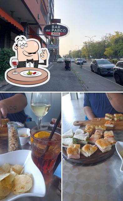 Questa è la immagine che presenta la cibo e esterno di Bar Del Parco