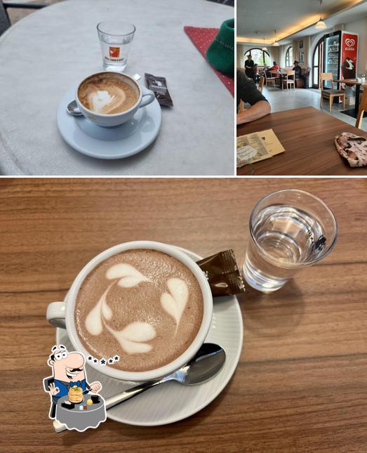 Guarda la foto che presenta la cibo e interni di San Durich Cafe Bar