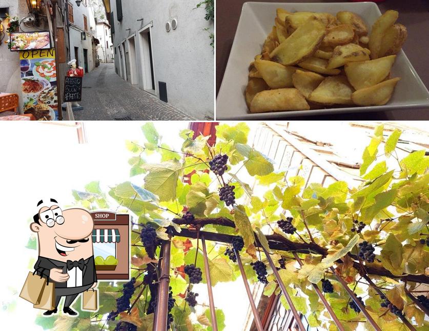 La foto della esterno e cibo di Bar Spaghetteria Da Titano Di Fort Enea