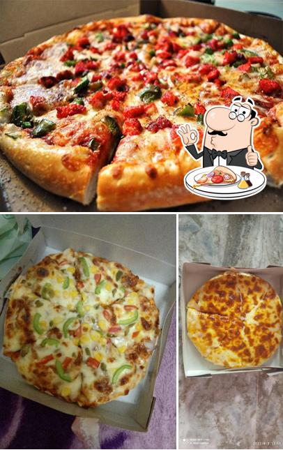 Try out pizza at Amu John Cafe
