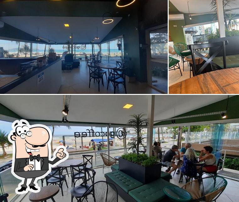 Sente em uma das mesas no Gocoffee - Praia das Astúrias