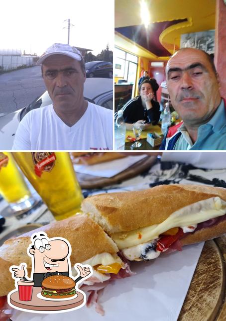 Prenditi un hamburger a RALLY BAR