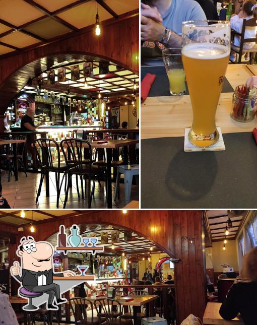 La foto della interni e bevanda di Red Arrow Roadhouse