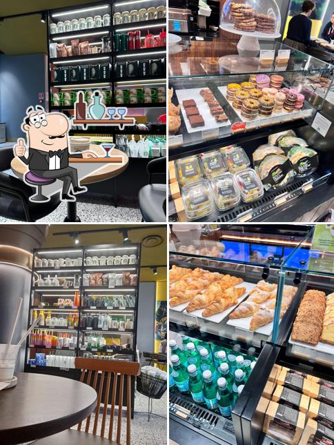 Gli interni di Starbucks - Genova