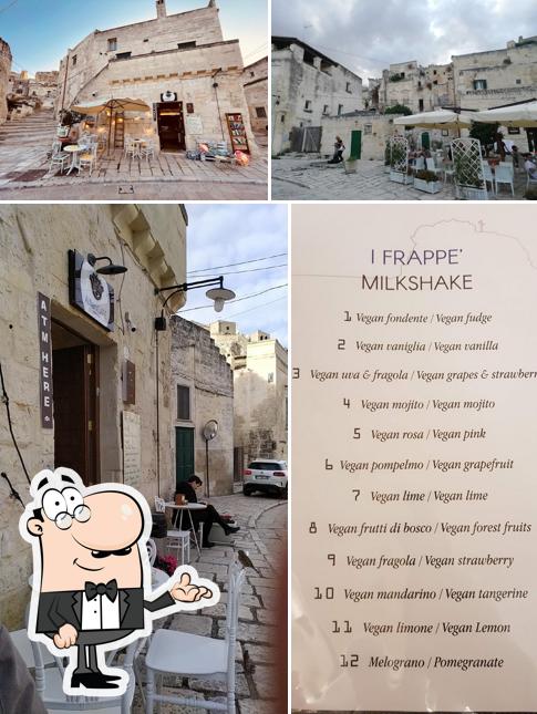 Dai un'occhiata agli interni di Altieri Café