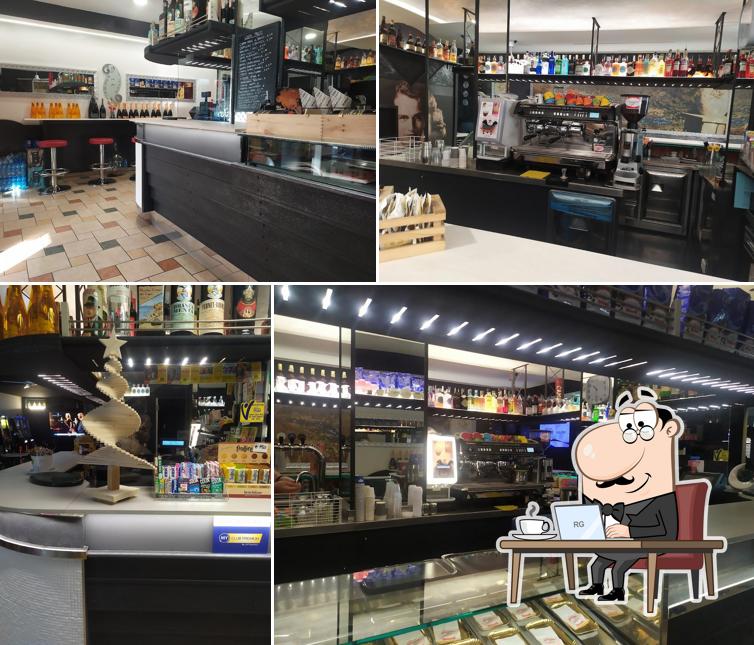 Dai un'occhiata agli interni di Bar Sara
