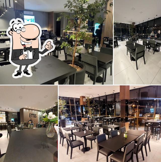 Sente em uma das mesas no ETTOS Wine & Restaurant
