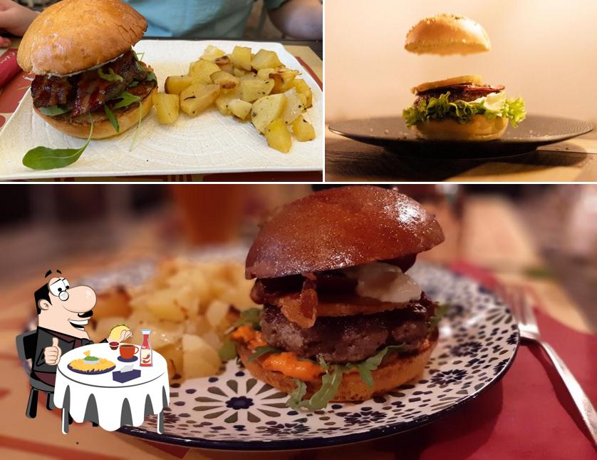 Ordina uno dei tipi di hamburger proposti a La Cantinetta San Pietro 7