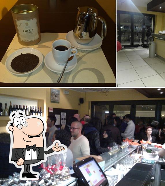 Dai un'occhiata agli interni di Caffè 56