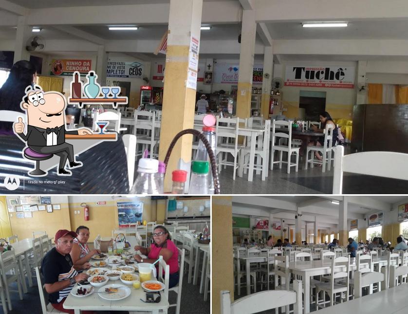 Sente em uma das mesas no Churrascaria Riacho Doce