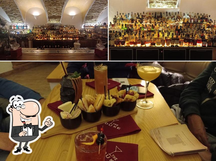 The Duke Cocktail Lounge Bar si caratterizza per la interni e cibo