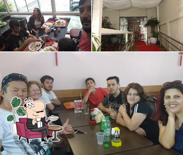 Sente em uma das mesas no Bom Sabor