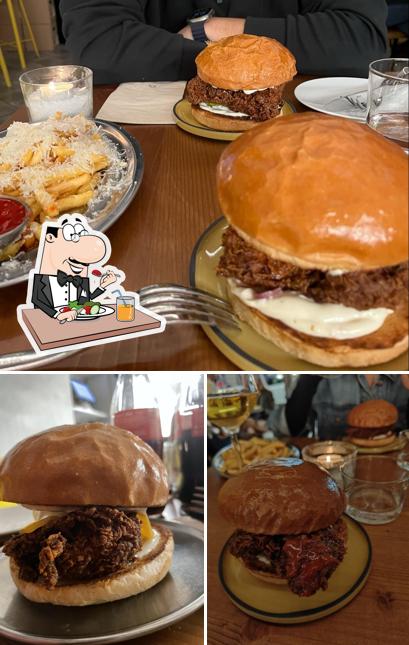 Panino con maiale stirato al FAT SAM at the Winery