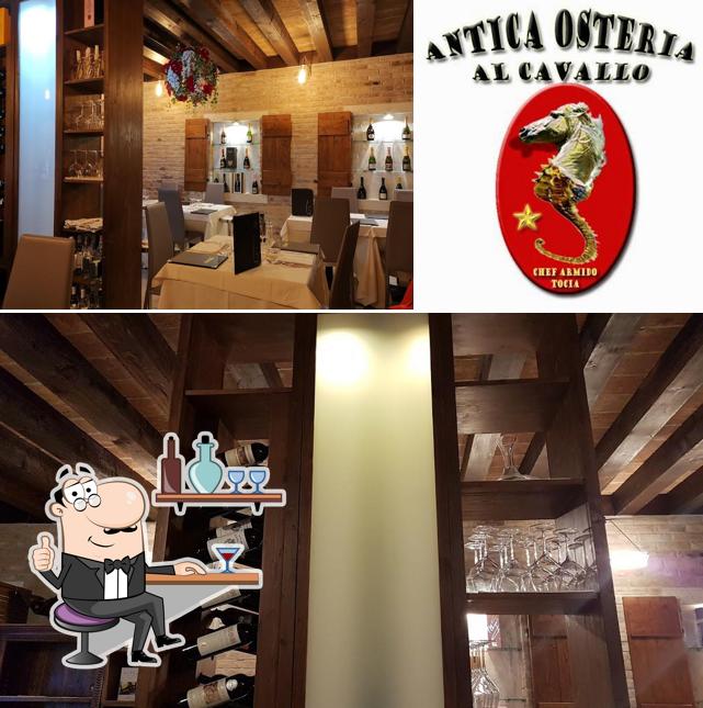 Gli interni di Antica Osteria Al Cavallo