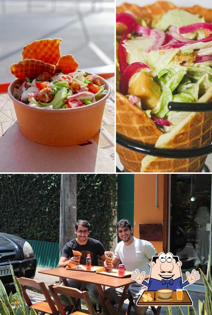 Esta é a foto apresentando comida e interior no Sr Waffle