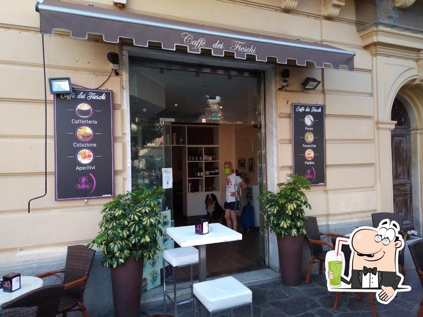 Goditi qualcosa da bere a Caffè Dei Fieschi