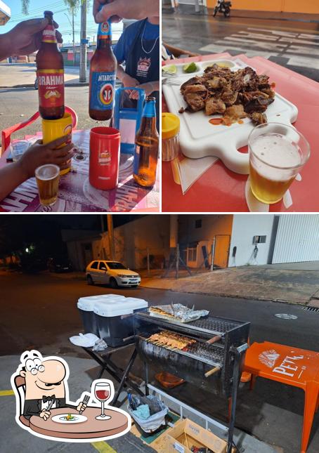 A comida e exterior do restaurante