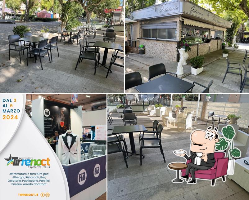 Siediti a un tavolo di Bar Tirreno