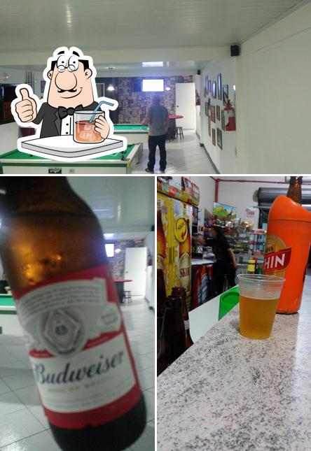 Entre diversos coisas, bebida e interior podem ser encontrados no Bar do Tião