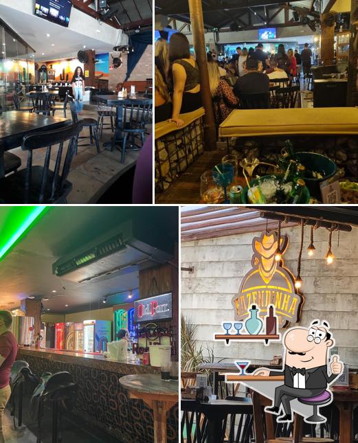 Sente em uma das mesas no Fazendinha Country Bar