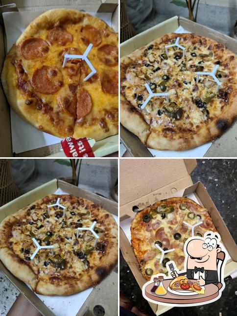 At Pizzeria De Calcutta, you can order pizza
