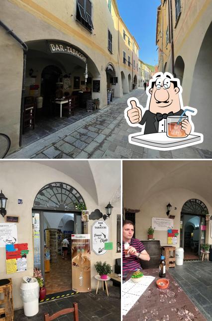 La bevanda e esterno del ristorante