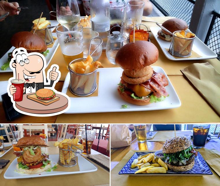 Prova uno dei tipi di hamburger proposti a Ajò Drink & Food