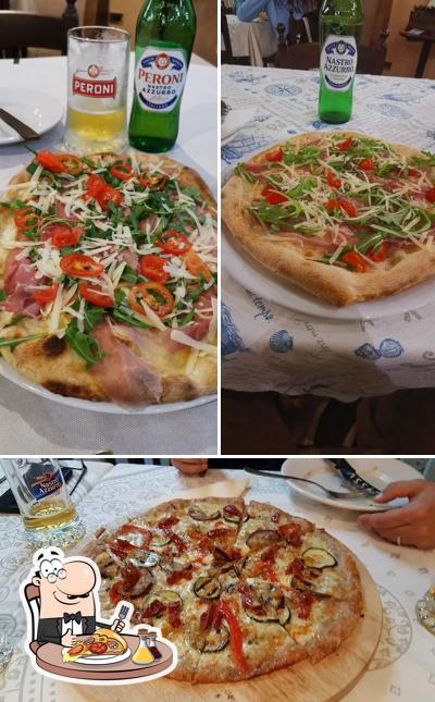 A Ristorante Pizzeria La Caravella, puoi ordinare una bella pizza