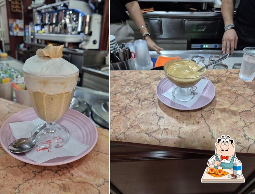 Goditi qualcosa da bere a Bar La Perla Nera di Mary Ganfi