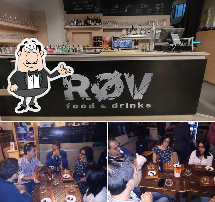 Tra le diverse cose da RØV “food & drinks” si possono trovare la interni e bancone da bar