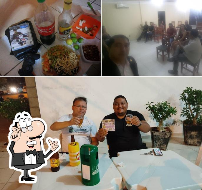 Confira a imagem mostrando interior e cerveja no Churrascaria e Pousada Apodi