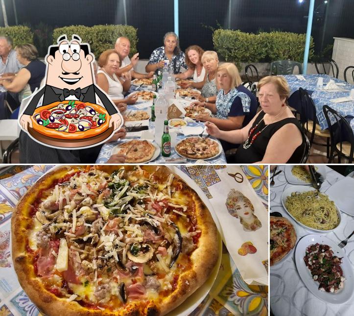 Scegli una pizza a La Movida Trattoria Pizzeria