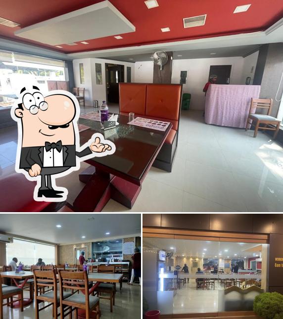 The interior of GREEN PARK RESTAURANT