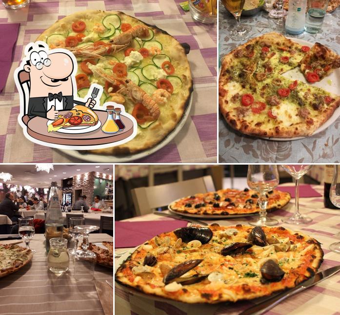 A Ristorante Pizzeria Piazza Ricci, puoi prenderti una bella pizza