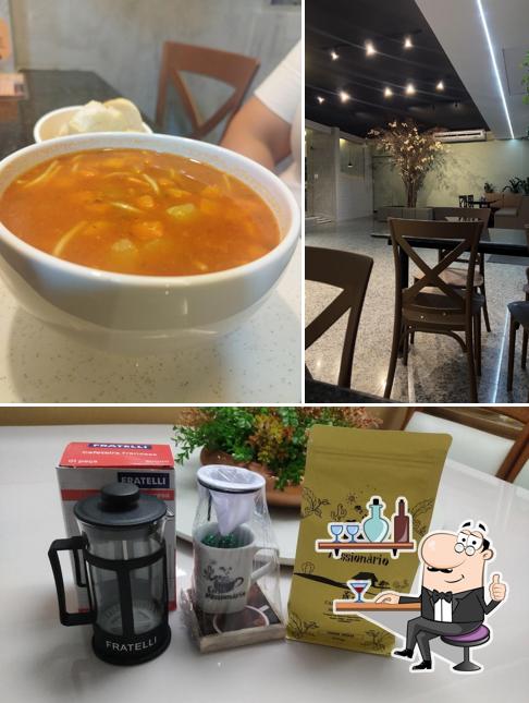 O interior do Em Família Coffee Shop