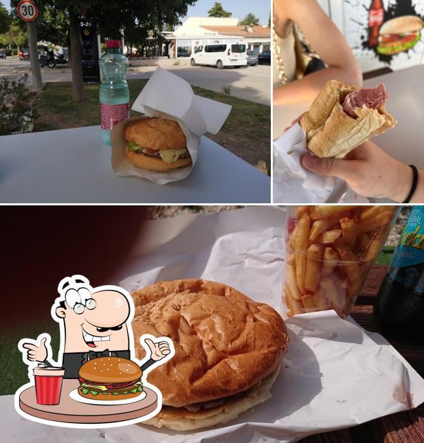 Prova un hamburger a FAST FOOD GRIC