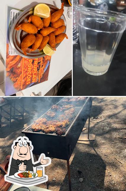 Confira a foto apresentando comida e exterior no Fruplan - Bar raiz com porções caxambú