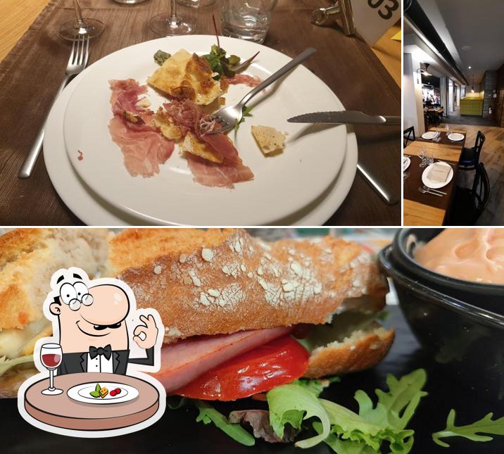 La immagine della cibo e tavolo da pranzo di New Garden