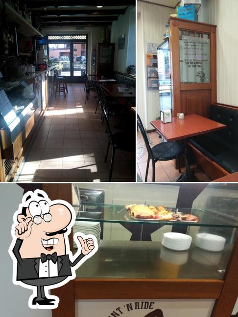 Gli interni di Bar B52