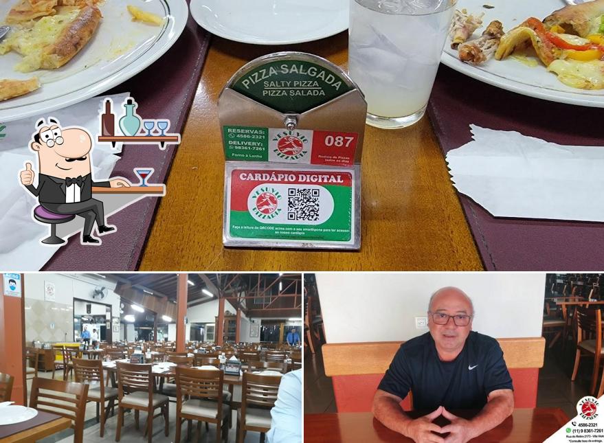 O interior do Pizzaria Vesúvio